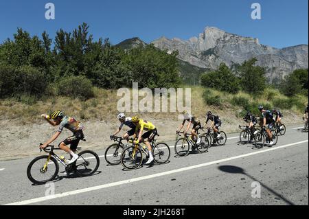 Huez, France, le 14th juillet 2022. Vue générale du peloton pendant la phase 12 du Tour de France, de Briançon à Alpe d’Huez. Crédit : David Pintens/Alay Live News Banque D'Images