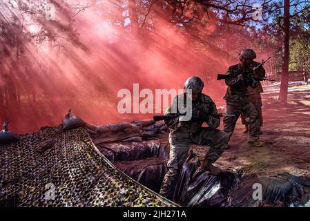 Colorado Springs, États-Unis d'Amérique. 12 juillet 2022. Étudiants de l'Académie de la Force aérienne des États-Unis pendant le cours de base sur l'assaut des cadets à l'Académie de la Force aérienne de la vallée des Jacks, à 12 juillet 2022, à Colorado Springs, au Colorado. La formation de base des cadets est un programme d'endoctrinement de six semaines visant à transformer les élèves civils en cadets de l'académie militaire. Crédit : Trevor Cokley/US Air Force photo/Alamy Live News Banque D'Images