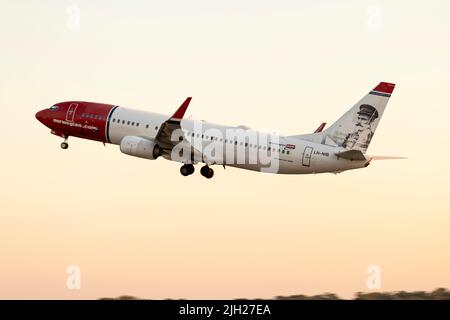 Norwegian Air Shuttle Boeing 737-86J (REG: LN-NIB) dans la décoration 'Helmer Hanssen' au décollage après le coucher du soleil. Banque D'Images
