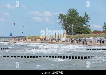 Plage, chaises de plage, kitesurfers, Steinwarder Peninsula, Heiligenhafen, Schleswig-Holstein, Allemagne Banque D'Images