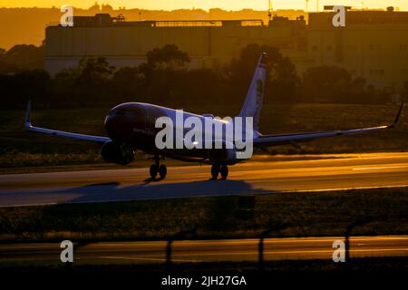 Norwegian Air Shuttle Boeing 737-86J (REG: LN-NIB) dans la décoration 'Helmer Hanssen' au décollage après le coucher du soleil. Banque D'Images