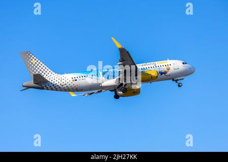 Vueling Airlines Airbus A320-232 (REG: EC-MLE) avec une remise spéciale pour 25 ans de Disneyland Paris. Banque D'Images