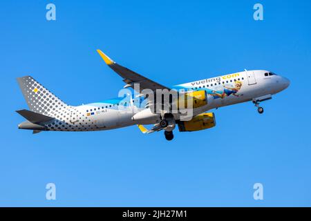 Vueling Airlines Airbus A320-232 (REG: EC-MLE) avec une remise spéciale pour 25 ans de Disneyland Paris. Banque D'Images