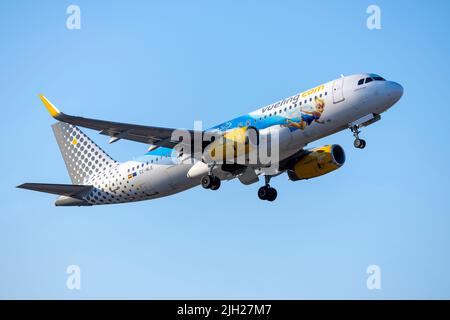 Vueling Airlines Airbus A320-232 (REG: EC-MLE) avec une remise spéciale pour 25 ans de Disneyland Paris. Banque D'Images