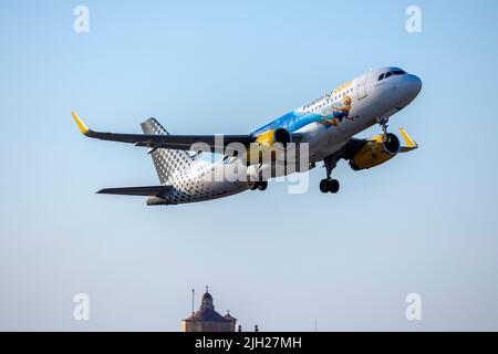 Vueling Airlines Airbus A320-232 (REG: EC-MLE) avec une remise spéciale pour 25 ans de Disneyland Paris. Banque D'Images