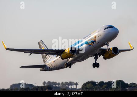 Vueling Airlines Airbus A320-232 (REG: EC-MLE) avec une remise spéciale pour 25 ans de Disneyland Paris. Banque D'Images