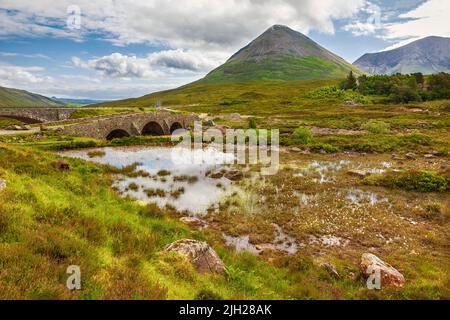 Vue sur la montagne Glamanig depuis le vieux pont de Sligachan sur l'île de Skye, Écosse, Royaume-Uni Banque D'Images