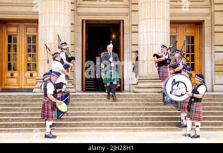 Dundee, Tayside, Écosse, Royaume-Uni. 14th juillet 2022. Les températures dans le nord-est de l'Écosse ont dépassé 20 °C en raison d'un mélange de nuages inégaux, de douches éparses et de périodes ensoleillées. Aujourd'hui est la deuxième des trois Dundee Abertay University cérémonie de remise des diplômes d'été 2022 jours. Les étudiants diplômés de l'Université Abertay et leurs familles se réunissent à Dundee City Square et au Caird Hall le jour de la remise des diplômes pour leurs récompenses tardives. Ces cérémonies de remise des diplômes ont maintenant lieu parce que l'Écosse est sous confinement du coronavirus depuis deux ans. Crédit : Dundee Photographics/Alamy Live News Banque D'Images