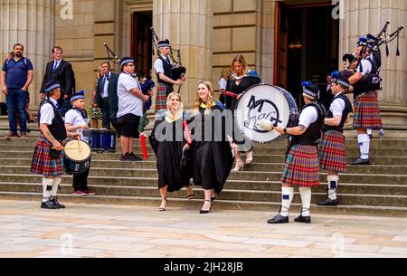 Dundee, Tayside, Écosse, Royaume-Uni. 14th juillet 2022. Les températures dans le nord-est de l'Écosse ont dépassé 20 °C en raison d'un mélange de nuages inégaux, de douches éparses et de périodes ensoleillées. Aujourd'hui est la deuxième des trois Dundee Abertay University cérémonie de remise des diplômes d'été 2022 jours. Les étudiants diplômés de l'Université Abertay et leurs familles se réunissent à Dundee City Square et au Caird Hall le jour de la remise des diplômes pour leurs récompenses tardives. Ces cérémonies de remise des diplômes ont maintenant lieu parce que l'Écosse est sous confinement du coronavirus depuis deux ans. Crédit : Dundee Photographics/Alamy Live News Banque D'Images