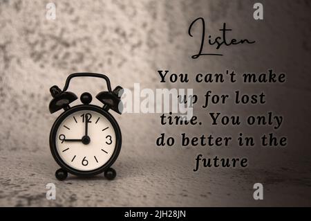 Citation inspirée de la vie - vous ne pouvez pas rattraper le temps perdu. Vous ne faites que mieux à l'avenir. Concept de motivation Banque D'Images