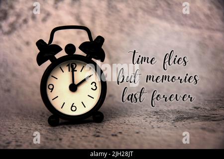 Citation inspirante de la vie : le temps passe mais les souvenirs durent éternellement. Concept de motivation. Banque D'Images