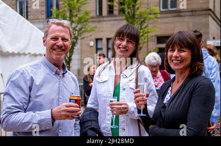 Dundee, Tayside, Écosse, Royaume-Uni. 14th juillet 2022. Les températures dans le nord-est de l'Écosse ont dépassé 20 °C en raison d'un mélange de nuages inégaux, de douches éparses et de périodes ensoleillées. Aujourd'hui est la deuxième des trois Dundee Abertay University cérémonie de remise des diplômes d'été 2022 jours. Les étudiants diplômés de l'Université Abertay et leurs familles se réunissent à Dundee City Square et au Caird Hall le jour de la remise des diplômes pour leurs récompenses tardives. Ces cérémonies de remise des diplômes ont maintenant lieu parce que l'Écosse est sous confinement du coronavirus depuis deux ans. Crédit : Dundee Photographics/Alamy Live News Banque D'Images