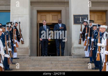 Arlington, États-Unis d'Amérique. 13th juillet 2022. Arlington, États-Unis d'Amérique. 13 juillet 2022. Le secrétaire américain à la Défense, Lloyd J. Austin III, à droite, se tient avec le vice-premier ministre australien et le ministre de la Défense, Richard Marles, à son arrivée au Pentagone, à 13 juillet 2022, à Arlington, en Virginie. Crédit : MC2 James K Lee/DOD/Alay Live News Banque D'Images