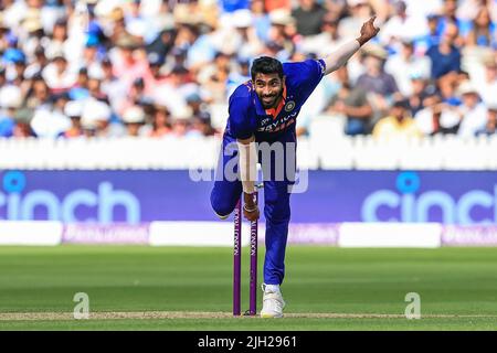 Jasib Bumrah, de l'Inde, livre la balle en , le 7/14/2022. (Photo de Mark Cosgrove/News Images/Sipa USA) Banque D'Images