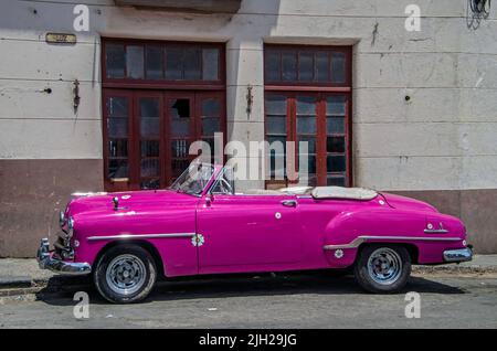 Voiture décapotable rose vintage dans une vieille rue de la Havane, Cuba Banque D'Images