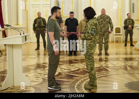 Kiev, Ukraine. 14th juillet 2022. Le président ukrainien Volodymyr Zelenskyy, à gauche, remet les médailles du héros de l'Ukraine aux soldats du palais Mariinsky, 14 juillet 2022, à Kiev, en Ukraine. Credit: Présidence de l'Ukraine/Bureau de presse présidentiel ukrainien/Alamy Live News Banque D'Images