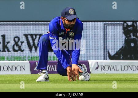 Londres, Royaume-Uni. 14th juillet 2022. Ravindra Jadeja de Indiafield le ballon Credit: News Images LTD/Alay Live News Banque D'Images