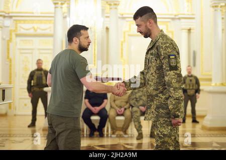 Kiev, Ukraine. 14th juillet 2022. Le président ukrainien Volodymyr Zelenskyy, à gauche, remet les médailles du héros de l'Ukraine aux soldats du palais Mariinsky, 14 juillet 2022, à Kiev, en Ukraine. Credit: Présidence de l'Ukraine/Bureau de presse présidentiel ukrainien/Alamy Live News Banque D'Images