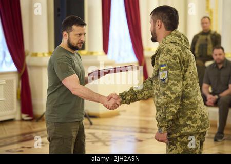 Kiev, Ukraine. 14th juillet 2022. Le président ukrainien Volodymyr Zelenskyy, à gauche, remet les médailles du héros de l'Ukraine aux soldats du palais Mariinsky, 14 juillet 2022, à Kiev, en Ukraine. Credit: Présidence de l'Ukraine/Bureau de presse présidentiel ukrainien/Alamy Live News Banque D'Images