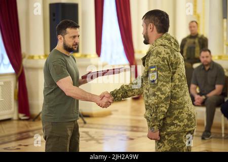 Kiev, Ukraine. 14th juillet 2022. Le président ukrainien Volodymyr Zelenskyy, à gauche, remet les médailles du héros de l'Ukraine aux soldats du palais Mariinsky, 14 juillet 2022, à Kiev, en Ukraine. Credit: Présidence de l'Ukraine/Bureau de presse présidentiel ukrainien/Alamy Live News Banque D'Images