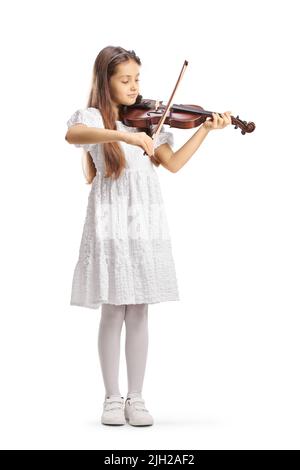 Portrait d'une fille en robe blanche jouant un violon isolé sur fond blanc Banque D'Images