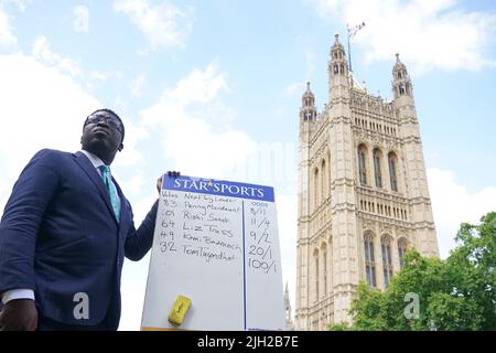 Une entreprise de bookmaking offre des chances sur le prochain chef du Parti conservateur et premier ministre à College Green, Westminster, Londres. Suella Braverman a été éliminée de la course à la direction des Tory après avoir terminé dernier au deuxième tour de scrutin. Date de la photo: Jeudi 14 juillet 2022. Banque D'Images