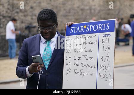 Une entreprise de bookmaking offre des chances sur le prochain chef du Parti conservateur et premier ministre à College Green, Westminster, Londres. Suella Braverman a été éliminée de la course à la direction des Tory après avoir terminé dernier au deuxième tour de scrutin. Date de la photo: Jeudi 14 juillet 2022. Banque D'Images