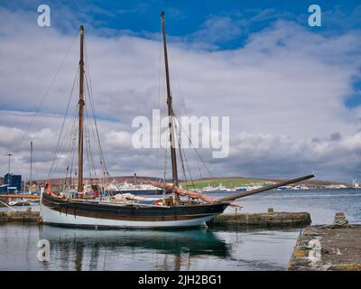 Le navire à voile Swallow, à deux mâts et non motorisé, s'est inscrit à Gdansk et amarré au Hays Dock à Lerwick, Shetland, en Écosse, au Royaume-Uni. Pris sur un calme, soleil Banque D'Images