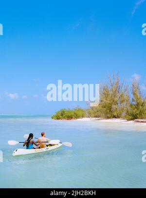 Les clients du Tiamo Resort kayak dans South Lagoon. South Andros Island, Bahamas. Banque D'Images