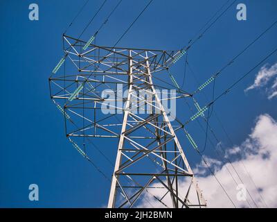 Un pylône d'alimentation électrique qui fournit de l'électricité via le réseau national britannique, où sont affichés les câbles d'alimentation, les isolateurs et autres équipements. Banque D'Images