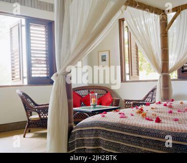 La chambre principale à la Villa Calabash Bay, Jake's Resort, Treasure Beach, Jamaïque. Banque D'Images