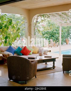 La piscine et le patio de la Villa Calabash Bay, Jake's Resort, Treasure Beach, Jamaïque Banque D'Images