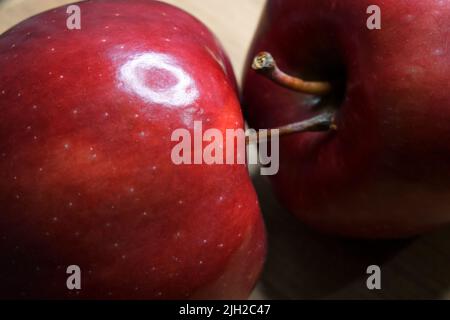 Deux pommes rouges en gros plan. Gros plan de pommes rouges mûres. Banque D'Images