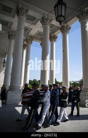 Washington DC, États-Unis. 14th juillet 2022. Les restes de Hershel Woodrow 'Woody' Williams sont transportés au Capitole des États-Unis avant de mentir en honneur à Washington, DC, jeudi, 14 juillet 2022. Williams, le dernier récipiendaire survivant de la Médaille d'honneur de la Seconde Guerre mondiale, a combattu à la bataille d'Iwo Jima. Photo de piscine par Al Drago/UPI crédit: UPI/Alay Live News Banque D'Images