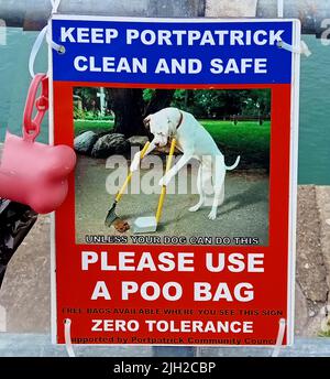 Un CHIEN QUI NETTOIE SON PROPRE GÂCHIS - Port Patrick Community Council (Écosse) affiche humoristique conseillant aux marcheurs de chiens d'utiliser les sacs de poo gratuits pour chiens situés à différents points dans le village. Portpatrick est un village et une paroisse civile dans le comté historique de Wigtownshire, Dumfries et Galloway, en Écosse. Banque D'Images