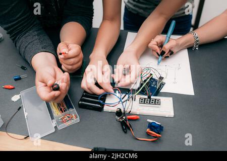 Développement électronique collectif avec schéma Banque D'Images