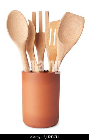 Ensemble d'ustensiles de cuisine en bois, cuillère, fourchette et spatule, dans un récipient en terre cuite, isolé sur fond blanc Banque D'Images