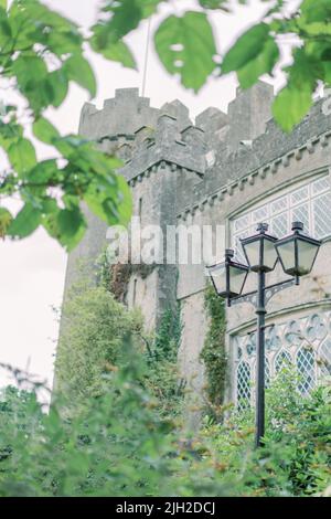 Un lampadaire en face du château de Malahide en Irlande Banque D'Images