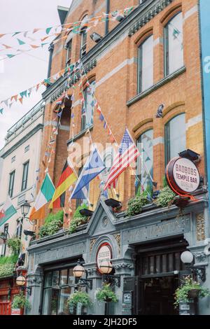 Drapeaux à l'extérieur de Temple Bar à Dublin en Irlande Banque D'Images