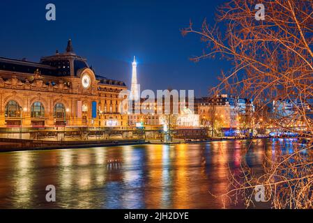 Le Musée d'Orsay à Paris la nuit Banque D'Images