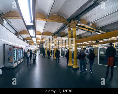 PARIS, FRANCE - 8 AVRIL 2018 : les passagers attendent le métro Banque D'Images