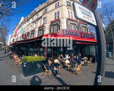 PARIS, FRANCE - 8 AVRIL 2018 : personnes prenant le petit déjeuner dans un café Banque D'Images