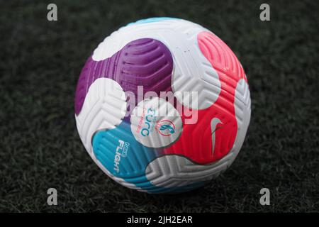 Manchester, Royaume-Uni. 14th juillet 2022. Manchester, Angleterre, 14 juillet 2022: Ballon de match officiel lors du match de football européen 2022 des femmes de l'UEFA entre l'Italie et l'Islande au stade de l'Académie à Manchester, Angleterre (Natalie Mincher/SPP) Credit: SPP Sport Press photo. /Alamy Live News Banque D'Images