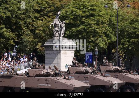 Paris, France. 14th juillet 2022. Le défilé militaire annuel de la Bastille est vu à la place de la Concorde à Paris, France, 14 juillet 2022. La France a organisé jeudi ses célébrations annuelles du 14 juillet avec un défilé militaire traditionnel. Credit: Gao Jing/Xinhua/Alamy Live News Banque D'Images