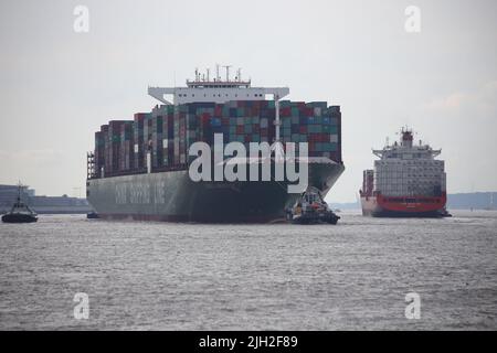 Die Container Frachter CSCL Mercury und Cap Doukato. Begegnen sich auf der Elbe. Die Cap Doukato ist ein Feeder und verteilt die vielen Container der Container-Riesen auf die kleineren Häfen. Sie kann rund 4000 Standard-Container BEI einem Tiefgang von 12m tragen. Die Cap Doukato wurde 2002 gebaut und fährt unter der Flagge der Marshall-Inseln. Banque D'Images