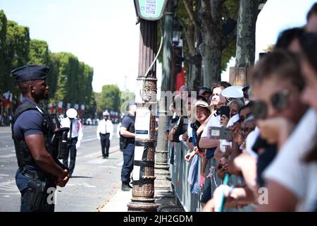 Paris, France. 14th juillet 2022. Spectateurs sur l'avenue des champs-Élysées pour le défilé militaire de 14 juillet, 14 juillet 2022 à Paris. Photo de Christophe Michel/ABACAPRESS.COM crédit: Abaca Press/Alay Live News Banque D'Images