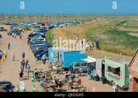 Côte d'été de Norfolk, vue sur un après-midi d'été de personnes se détendant dans les stands de nourriture à côté de la North Norfolk Coast Path dans Blakeney Village, Angleterre Banque D'Images