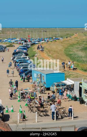 Côte d'Angleterre d'été, vue sur un après-midi d'été de personnes se détendant dans les stands de nourriture à côté de la North Norfolk Coast Path dans Blakeney Village, Angleterre Banque D'Images