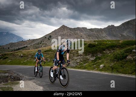 (De gauche à droite) Français Alexis Gougeard (équipe B&B Hotels - KTM) et Dutchman Nils Eekhoff (équipe DSM) en action dans les derniers kilomètres de l'ascension du Col du Granon pendant la phase 11th du Tour de France 2022. La scène 11th du Tour de France 2022 entre Albertville et le sommet du Col du Granon à une distance de 151,7 km. Le vainqueur de la scène est le Danois Jonas Vingegaard (équipe Jumbo Visma) L'OMS occupe également la première place dans la classification générale au détriment du slovène Tadej Pogacar (équipe des Émirats Arabes Unis). Grade colombien Nairo Quintana (équipe d'Arkea Samsic) Banque D'Images