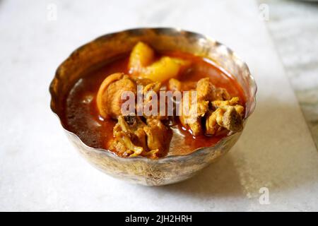 Poulet cuit servi dans un bol en métal, bengali traditionnel Banque D'Images